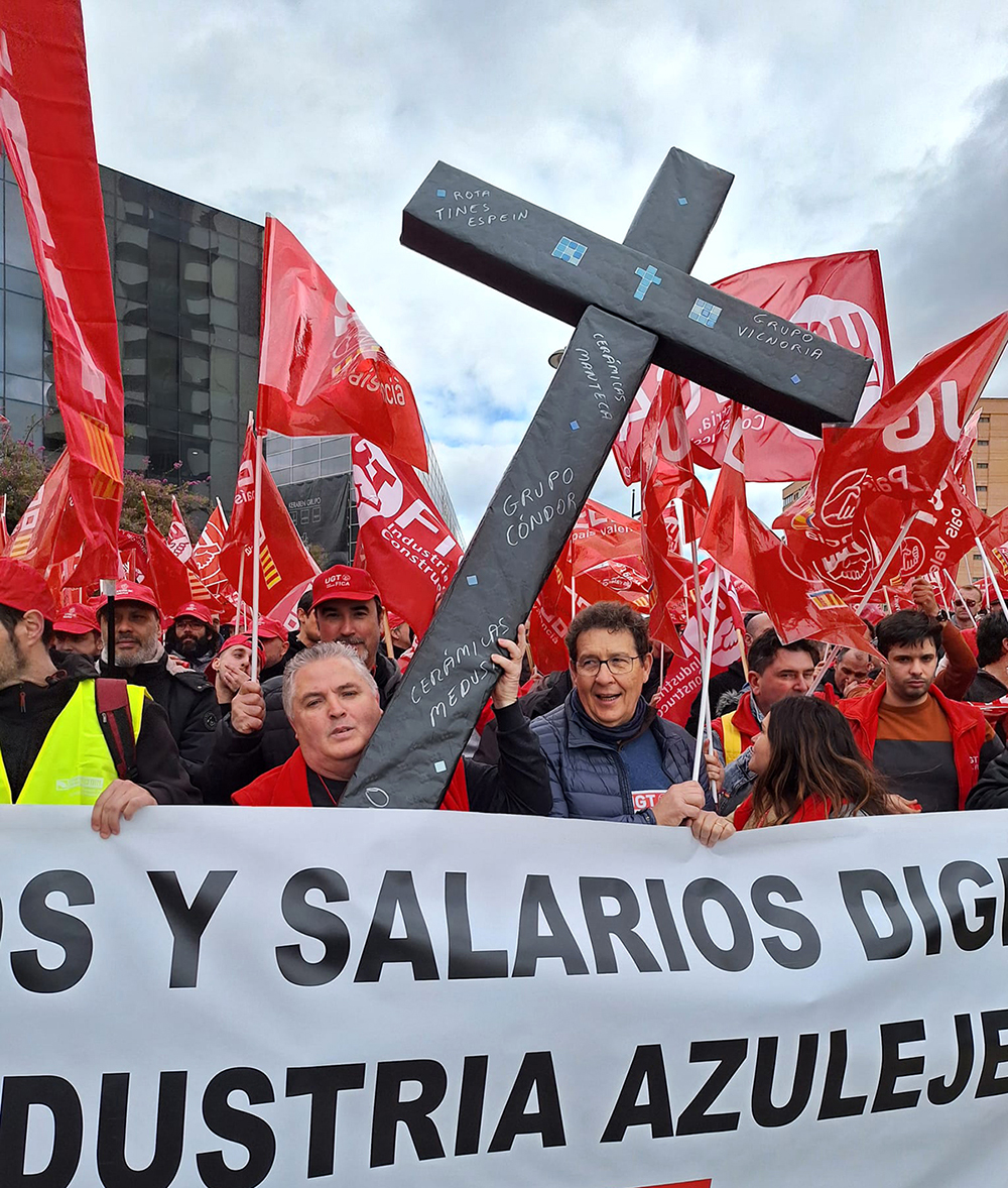 2024 02 27. Concentración trabajadores Azulejo en CEVISAMA 02